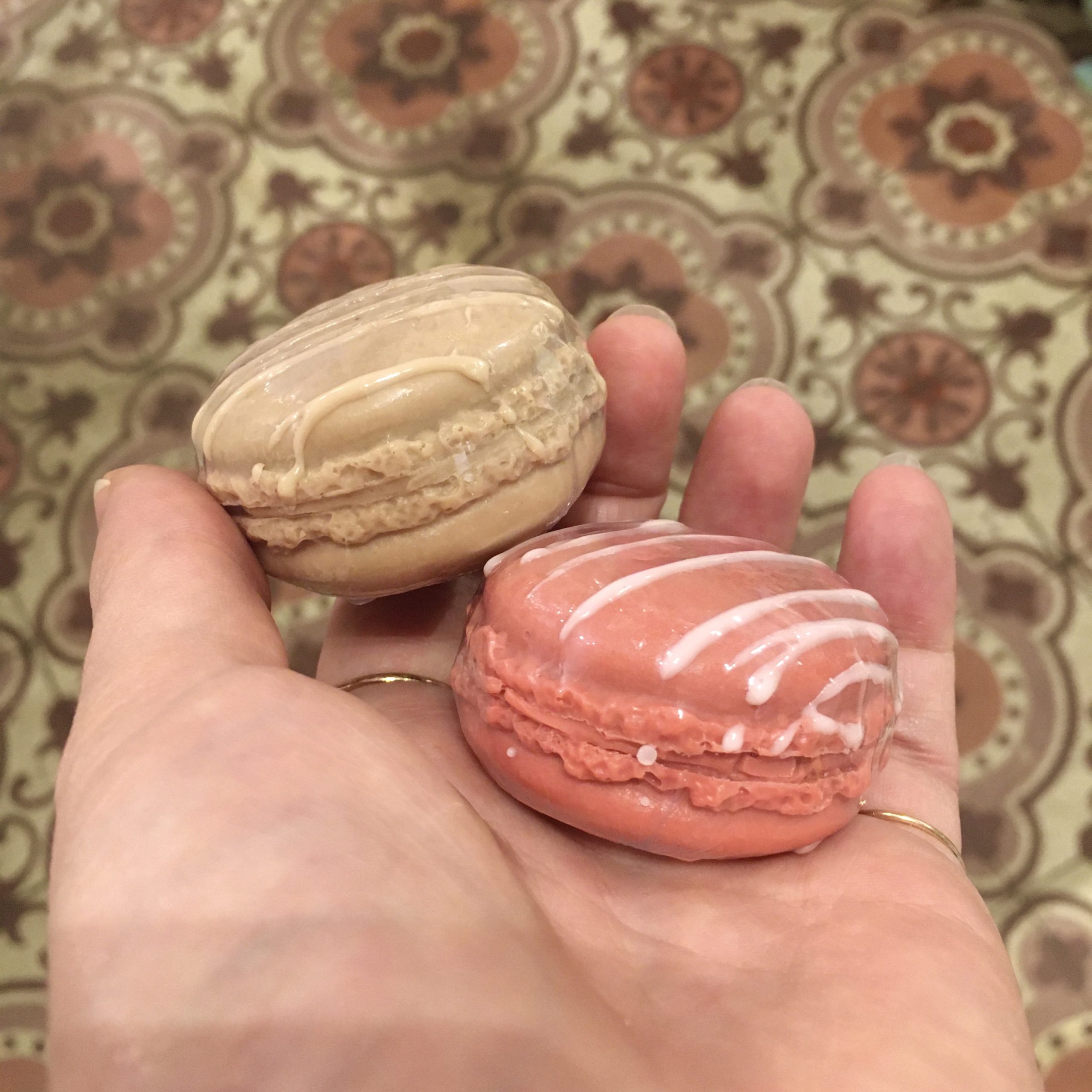 happy sisyphe lyon boutique créateurs fait main savon savonnerie patisserie macaron spritz biscuit braquette fraise monoï rose cerise caramel odeur made in france patisavon patisavonnerie mme marchand