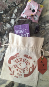 happy sisyphe boutique lyon créateur créatrice produit fait main sérigraphie papeterie pochon magic stuff magie sorcière paillettes madein france atelier magma fait main lune flamme féministe idées cadeaux