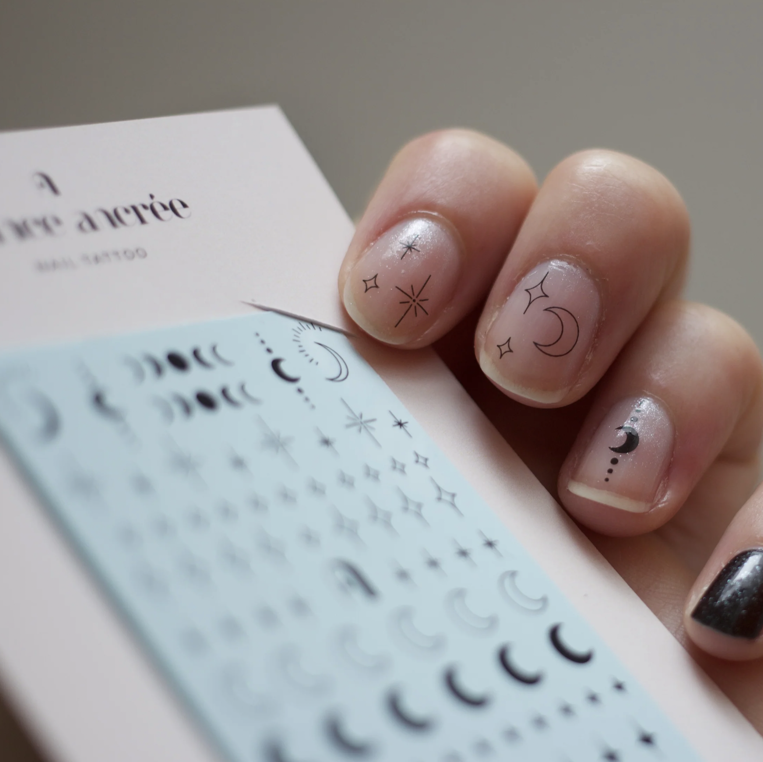 lyon happy sisyphe boutique deco concept store ongle nail art tattoo ongle main vernis fleurs feuilles cœur bleu noir rouge pâquerette bouquet lune étoile stickers auto collant